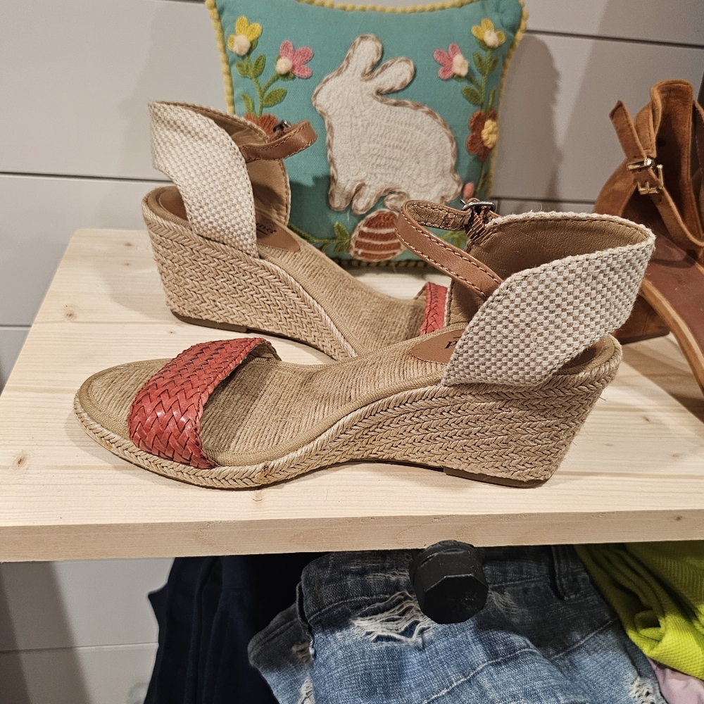 Lucky Brand Women's Wedge Sandals - Picture 6 of 10
